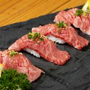 柔らかくジューシーな味わいの肉寿司。軽く炙った、国産の黒毛和牛を使用しています。口の中でとろけるお肉と酢飯との絶妙なコンビネーションがクセになる逸品。SNS映えする人気メニューです。