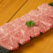 赤身とサシのバランスが良く、コシのある強い旨みが特徴の部位・さんかく。そんな希少部位を、贅沢にリーズナブルに味わえる逸品です。舌の上でとろける旨さに感動すること間違いありません。