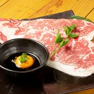 きめ細かい霜降りが特徴のサーロインを使用しています。分厚くカットされたお肉を、軽く炙って卵をからめてジューシーに。厳選された上質な黒毛和牛を贅沢に味わえる逸品です。