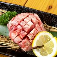 タン元だけを使用し、厚くカットしているので、素材の旨みを強く感じられ、食べ応えは抜群です。時間をかけてじっくりと熟成させることで、やわらかくとろける食感に仕上がっています。