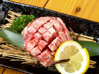素材の旨みを堪能。じっくりと熟成させ、厚切りで提供する『極上厚切り花咲牛タン』