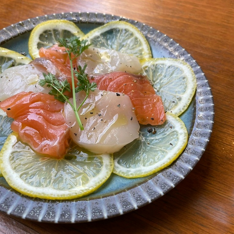 サーモンとホタテのレモンカルパッチョ
