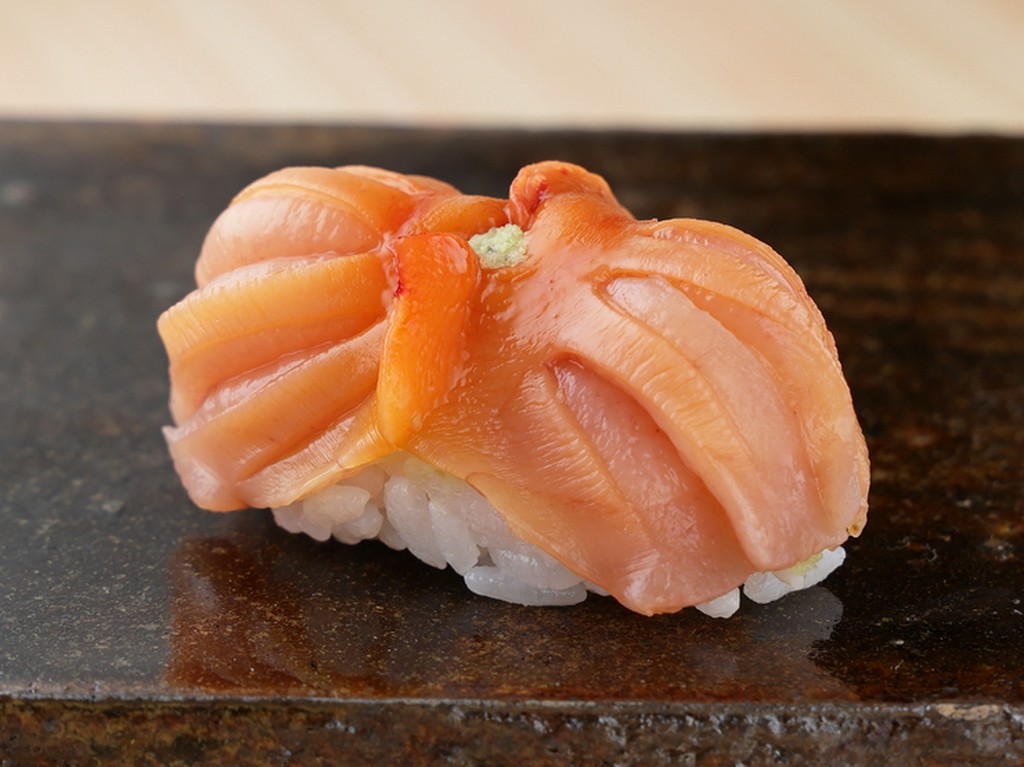 ひとり鮨を楽しむゲストも多く、マイペースで旬の美味に憩える