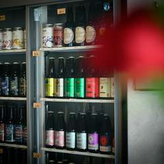 北海道のブリュワリーを中心に、国内外から集めたビールは販売も