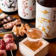 自慢の焼鳥に合わせるドリンクでは、日本酒の品ぞろえが特に充実しています。全国各地の銘酒がそろい、希少な銘柄に出合えることも。伝統の味とプレミアムな日本酒、極上のマリアージュを楽しんで。