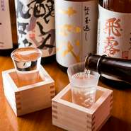 自慢の焼鳥に合わせたい日本酒が充実のラインナップ。北から南まで各地の銘酒がそろい、『十四代』や『田酒』などレアな銘柄に出合えることも楽しみの一つ。好みのグラスを片手に、至福のひと時を過ごせます。