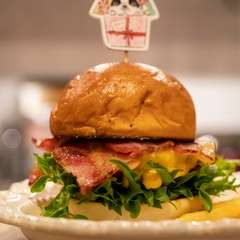 BACON CHEESE BURGER (ベーコンチーズバーガー)