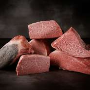 丸ごと一頭から切り出した肉のなかでも、その日、その時おいしい部分のみをセレクトした『極コース』は、大切な接待や会食のシーンにもおすすめ。焼肉はもちろん、前菜から寿司、デザートまでワンランク上の味です。