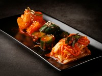 当店人気の白菜キムチ・オイキムチ・カクテキの盛り合わせ。
ビールのお供に。焼き肉の箸休めに。