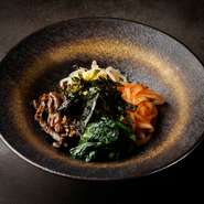 豆もやし・ゼンマイ・ほうれん草・酢大根の盛り合わせ。
野菜たっぷり、ライスにも合います。