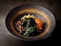 豆もやし・ゼンマイ・ほうれん草・酢大根の盛り合わせ。
野菜たっぷり、ライスにも合います。