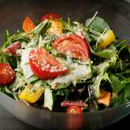 サッパリした当店特製のサラダ。
サラダと野菜スティックを特製ドレッシングでお召し上がりください。