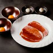 すき焼きならぬ『和牛焼きすき』は、甘辛タレがたまらない。誰もが驚く大きさの和牛肉は、さっと炙ってから生卵にからめていただきます。サシの入ったお肉との相性も抜群な白米をくるりと巻いて召しあがれ。