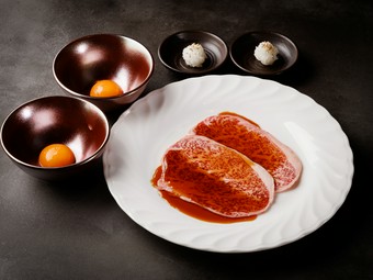 さっと炙って濃厚な黄身とどうぞ『和牛焼きすき』