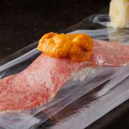 その日一番良い牛肉を厳選して使用した『肉寿司（ウニ）』は、北海道産の極上ウニをたっぷり乗せた贅沢な仕上がり。こだわり素材の深い旨みが、お口のなかで美しいハーモニーを奏でる一品です。