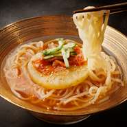 本場・韓国風のコシの強い麺を、トマト味のスープでさっぱりといただける『フルーツ冷麺』。キムチとともにトッピングされたパイナップルが、味わいの良いアクセントに。たっぷりお肉をいただいた後にぴったりです。