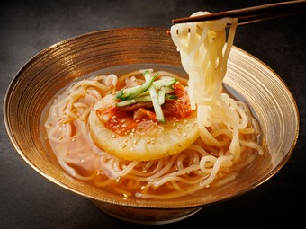 〆にはさっぱり『フルーツ冷麺』