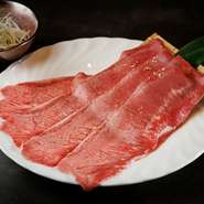 深い旨みと独特の食感がたまらない自慢のタンは、さっと炙っていただく『タンしゃぶ』でどうぞ。たっぷりのネギを巻いていただけば、お口のなかいっぱいに旨みが広がります。