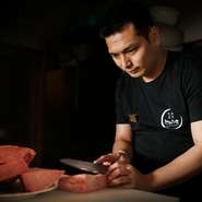 こだわりの黒毛和牛で大切な人との食事を楽しんでいただけるよう、心づくしのサービスでスペシャルな時間を演出しています。明るく元気なスタッフとのコミュニケーションも味わいのスパイスに。