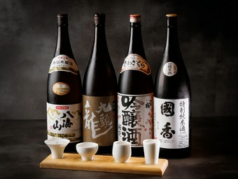 「肉に合う」こだわり銘柄の日本酒は飲み比べもOK！