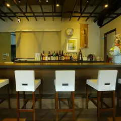 優雅においしい一皿と選りすぐりのお酒を堪能できる料理店