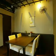 ほっと一息をつきながら二人の好きな料理を楽しむひと時