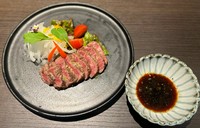 贅沢で肉の濃い旨みを野菜と一緒にいただく『牛たたき』