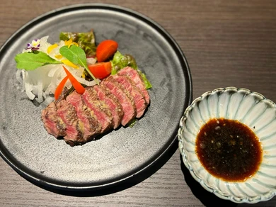 贅沢で肉の濃い旨みを野菜と一緒にいただく『牛たたき』