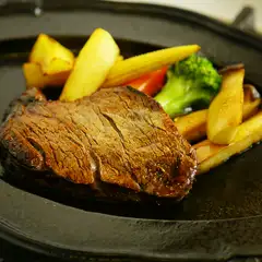 柔らかな肉質と濃厚な旨みを特製デミソースでいただく『国産牛ヒレステーキ』