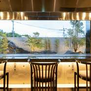 和の雰囲気がある「筑紫」、スタイリッシュな趣のある「天山」。窓の外には美しい庭園があり、まるで一枚の絵画のよう。目の前で調理される高級食材の音と香りも独占できます。2部屋だけの特別な空間は、予約必須。