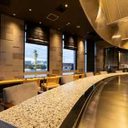 開放的な店内は、静かで落ち着きのある空間。調理風景が楽しめるカウンター席はもちろん、ゆったり寛げるテーブル席、人気の個室もデートにぴったり。こだわり抜いた贅沢な食材を、予算に合わせたコースで楽しんで。