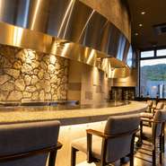 さまざまな表情を持つ「石」をテーマにした内装が非日常感を演出しており、特別な日をお祝いするのにぴったりです。味わい深い食事が、きっと記憶に残るはず。ケーキの持ち込みも可能なので、スタッフに相談を。