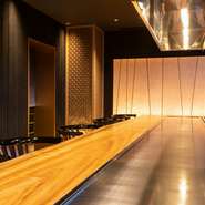 九州産A5ランクの和牛や国産活魚などを、一人一人の好みに合わせて調理するから、接待にぴったり。個室での会食も可能です。豊富な種類のワインや日本酒と共に、豪華な料理と空間で、大切な人をもてなして。