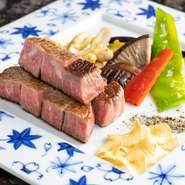 美しいサシがきめ細かく入った和牛。一口食べれば甘く柔らかい食感に、思わず笑みがこぼれるはず。わさび、独自に調合された塩、醤油、おろしポン酢などが用意され、さまざまな食べ方が楽しめるのも特徴です。