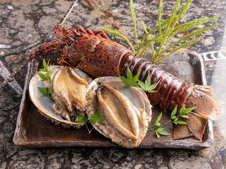 豪快な動きに目が離せない!プリプリ食感『活き伊勢海老と活き鮑の鉄板焼』