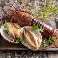 国産の伊勢海老と鮑は、店内にあるいけすで管理。活きたまま調理することで、プリプリの食感と、臭みのない新鮮さが楽しめます。焼き加減に細心の注意を払って調理される様も見応えがあり、目が離せません。