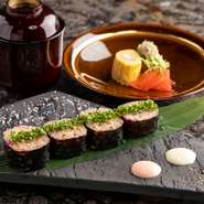 ガーリックライスを有明産の香ばしい海苔で丁寧に巻いた一皿は、和食を極めてきた料理長ならでは。さっぱりとして、食べやすいのが特徴です。ピリ辛のわさびソースと、まろやかな梅ソースをお好みでどうぞ。