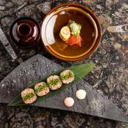 ガーリックライスを有明産の香ばしい海苔で丁寧に巻いた一皿は、和食を極めてきた料理長ならでは。さっぱりとして、食べやすいのが特徴です。ピリ辛のわさびソースと、まろやかな梅ソースをお好みでどうぞ。