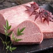 信頼する業者が仕入れてきた肉であっても、人任せにすることなく、最終的に自分の目で見て肉の良し悪しを判断しているそう。ゲストに笑顔になってもらいたいからこそ、細部までこだわっているのがわかります。