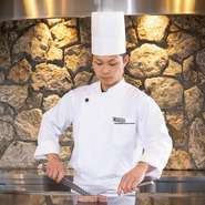 人前で調理することでゲストに喜んでもらいつつ、一人一人に合った料理を提供できるよう、コミュニケーションを大事にしているんだとか。贅沢な空間を存分に味わえるよう、細心の注意を払っているそうです。