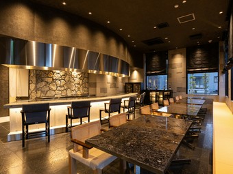 高品質の食材と、どこに座っても輝く空間で、特別な時間を過ごす