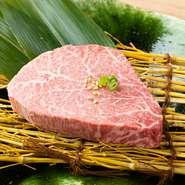 一頭の牛からごく少量しかとれないヒレ肉は、「牛肉の女王」と称されるほど。脂身が少なく低カロリーで、牛肉でもトップクラスに柔らかいヒレ肉から、特に質の高いものを厳選して提供しています。