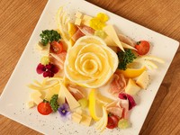 見ておいしい！『生ハムとグレープフルーツのチーズ盛り』