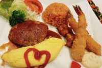 ５～１０歳ぐらいのお子様に丁度いいサイズの子供膳洋食のシェフがてがけるミニハンバーグとチキンライス、ミニ唐揚やエビフライやオムレツなどアレルギーや、食べれないもの、内容等は気軽にお問合せ下さい