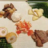 大切なご家族の料理を作ります
野菜は無農薬野菜、肉類も新鮮なお肉を使い、ワンちゃんに合わせた素朴な味で提供します
例 鶏団子:ささみと野菜の和え物:豚野菜巻き:和牛のソテー:蒸し魚
※馬肉もご用意できます