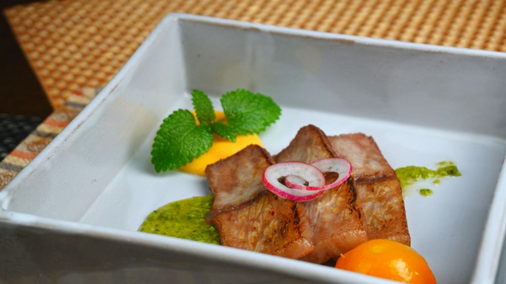 噛めば噛むほど口の中で旨みが広がる『熟成黒毛和牛の低温調理』