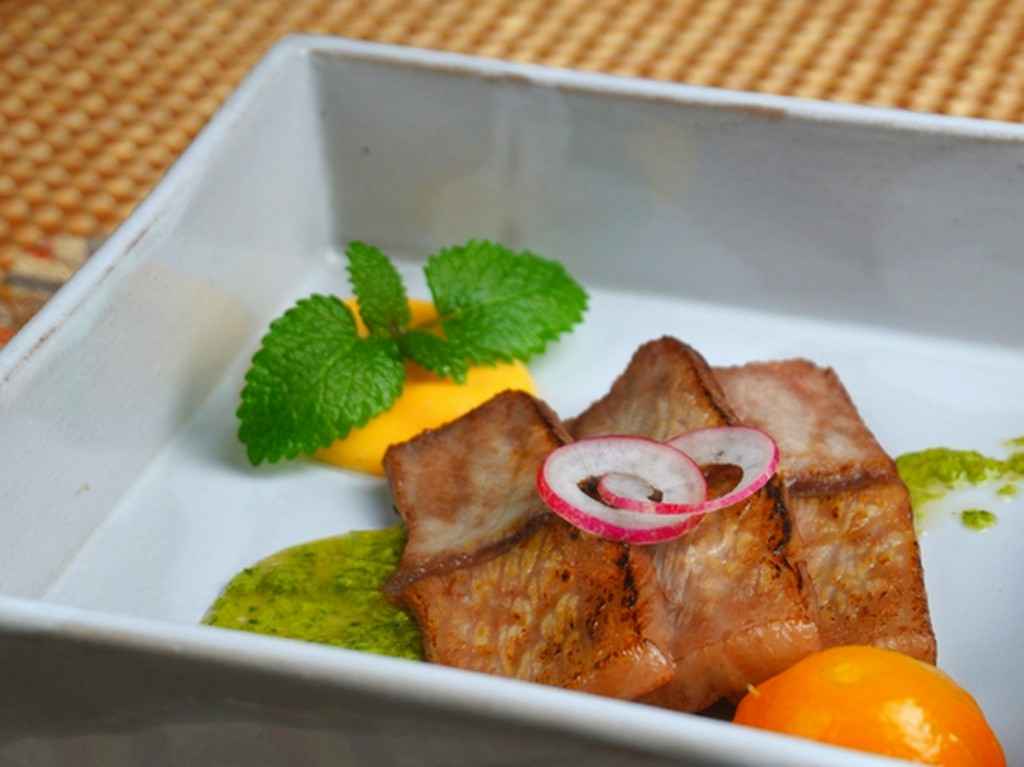 噛めば噛むほど口の中で旨みが広がる『熟成黒毛和牛の低温調理』