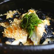 タケノコや鯛、新生姜や新牛蒡など、季節ごとに旬の食材でつくられる炊き込みご飯。萬古焼の土鍋で炊くので、粒が立って抜群のおいしさです。しっかりと顧客管理されており、いつ訪れても違う味わいを楽しめます。