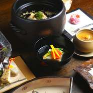 京都の老舗旅館や料亭で学んだ日本料理をベースに、ビストロカフェやホテルで学んだフレンチの技法などを随所に取り入れた結縁オリジナルコース料理
ランチタイム限定でこの低価格で提供します