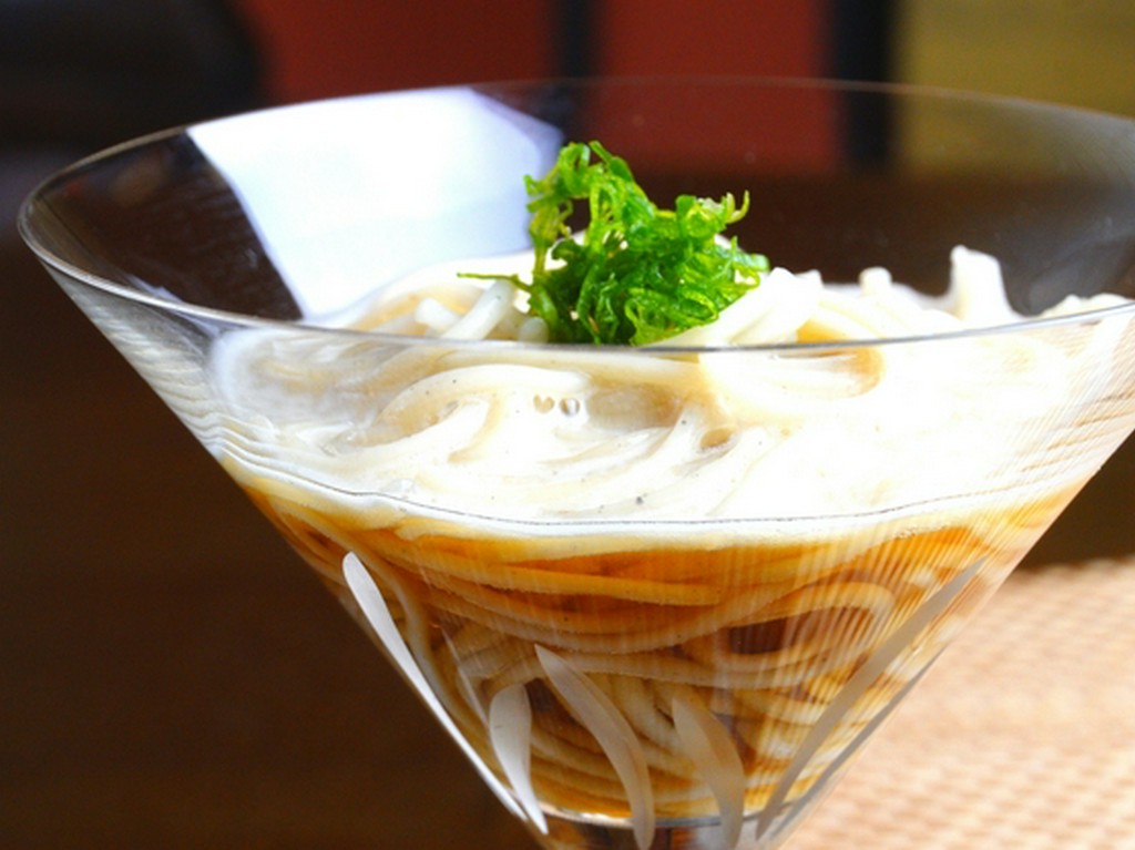 エスプーマで泡立てた新感覚のだしで味わう『黒豆そうめん』